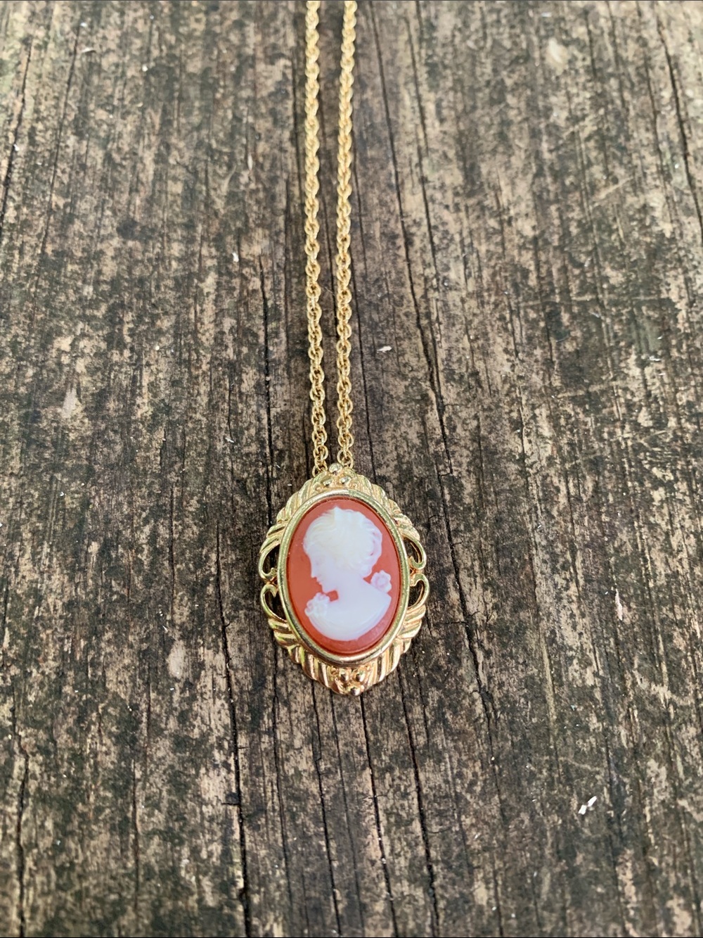 NWOT Gold Cameo Pendant Necklace - Classic Women's Jewelry